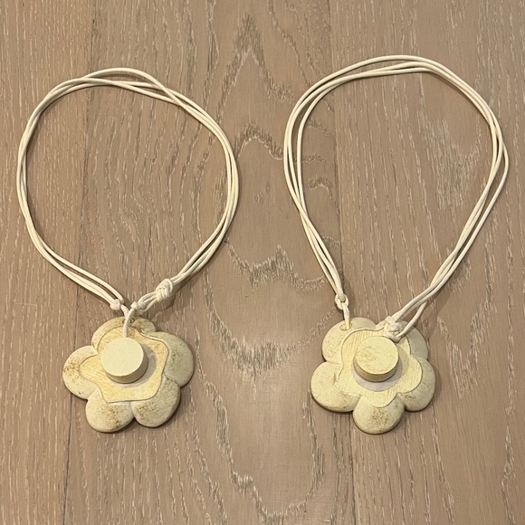 Magnetic Flower Curtain Tiebacks (Beige) - Picture 2 of 3